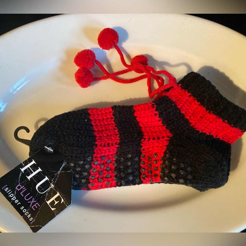 Hue d’Luxe Black & Red Knit Slipper Socks
